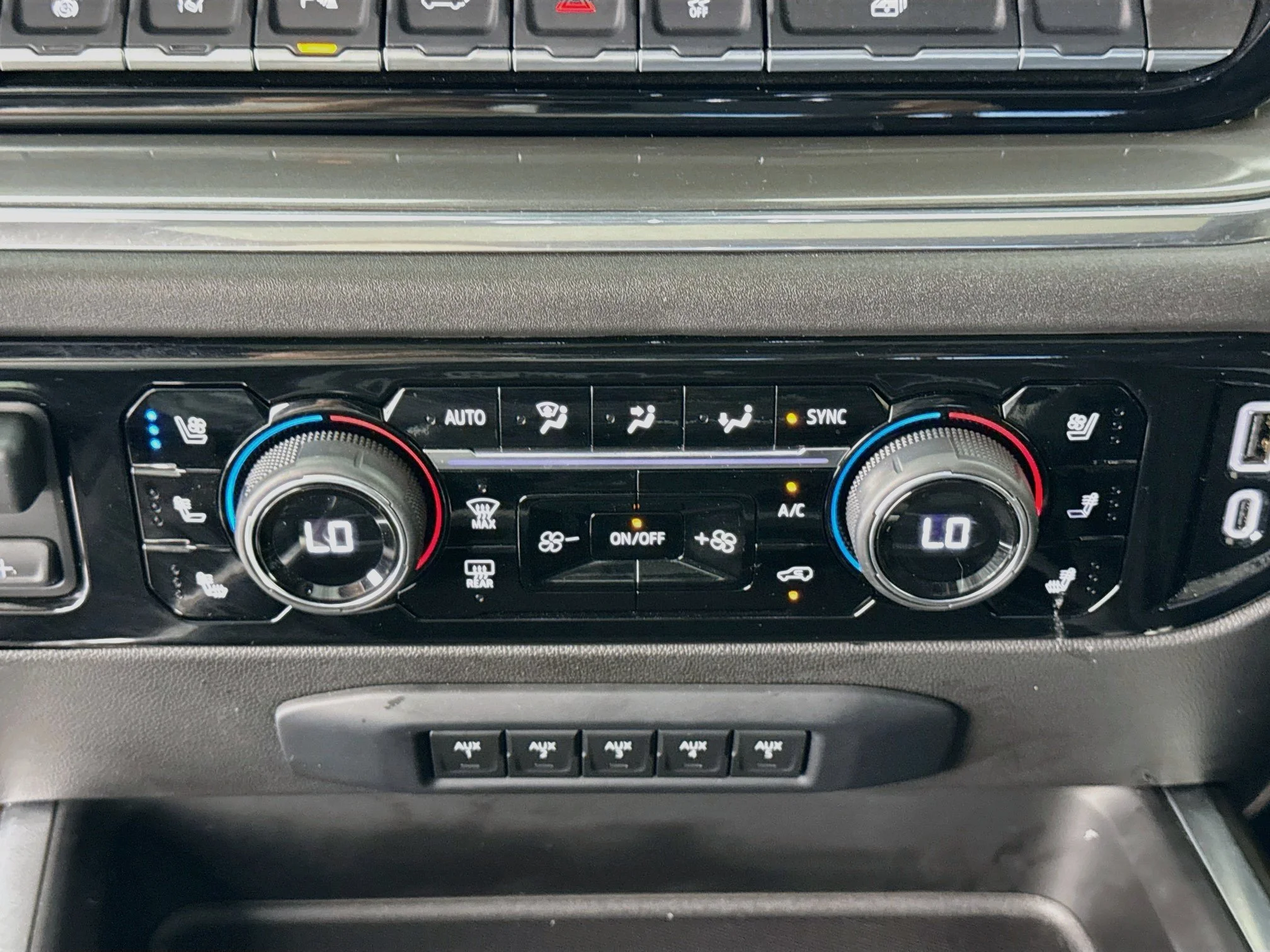 Used 2025 Iridescent Pearl Tricoat Chevrolet High Country DRW image 18