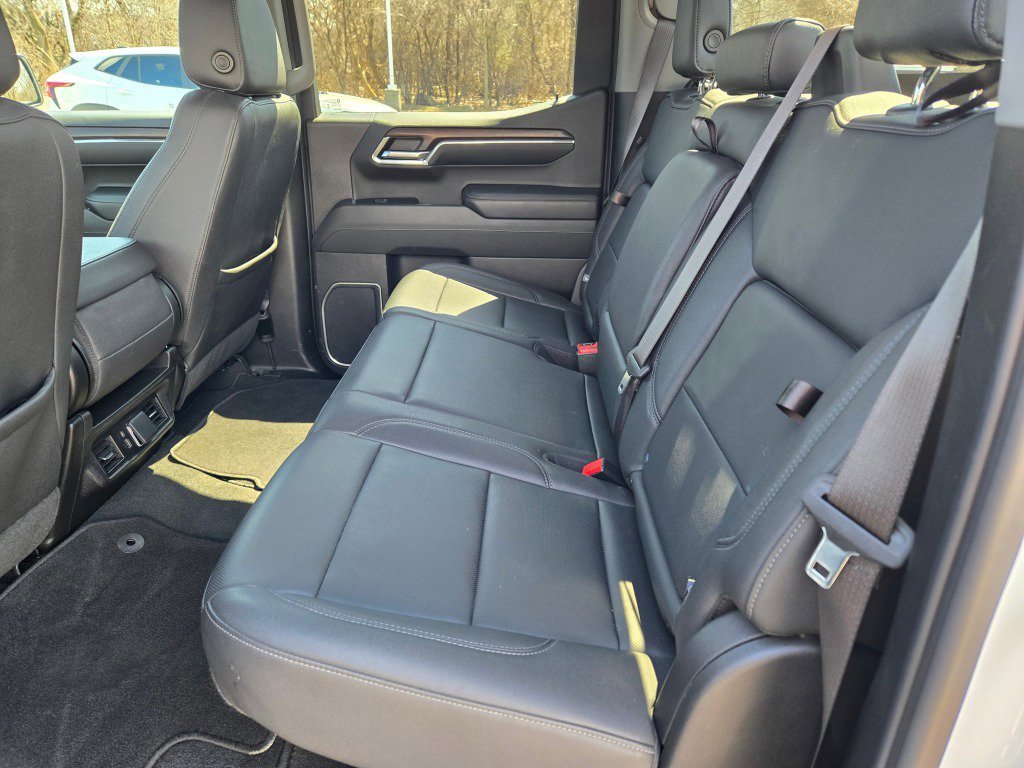 2024 GMC Sierra 1500 SLT - Photo 17