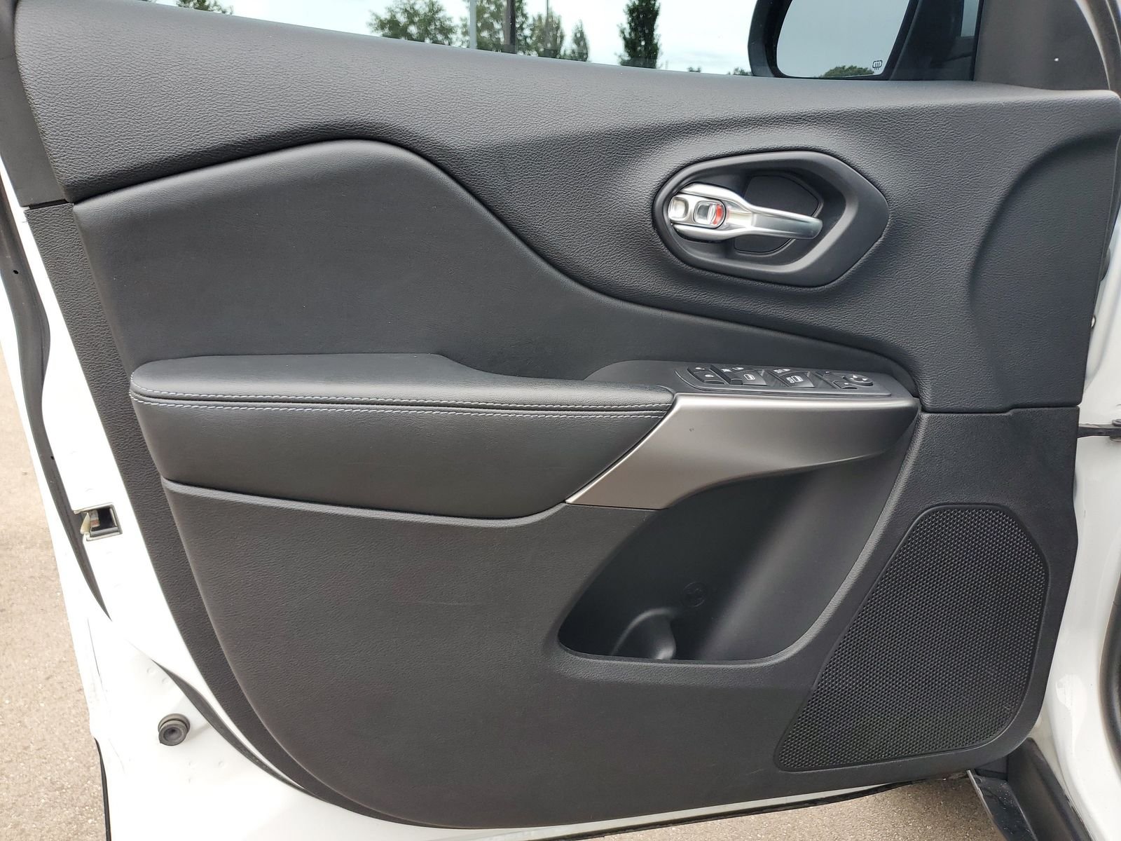 Used 2020 White Jeep Latitude Plus image 12