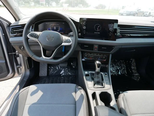 2025 Volkswagen Jetta SE - Photo 9