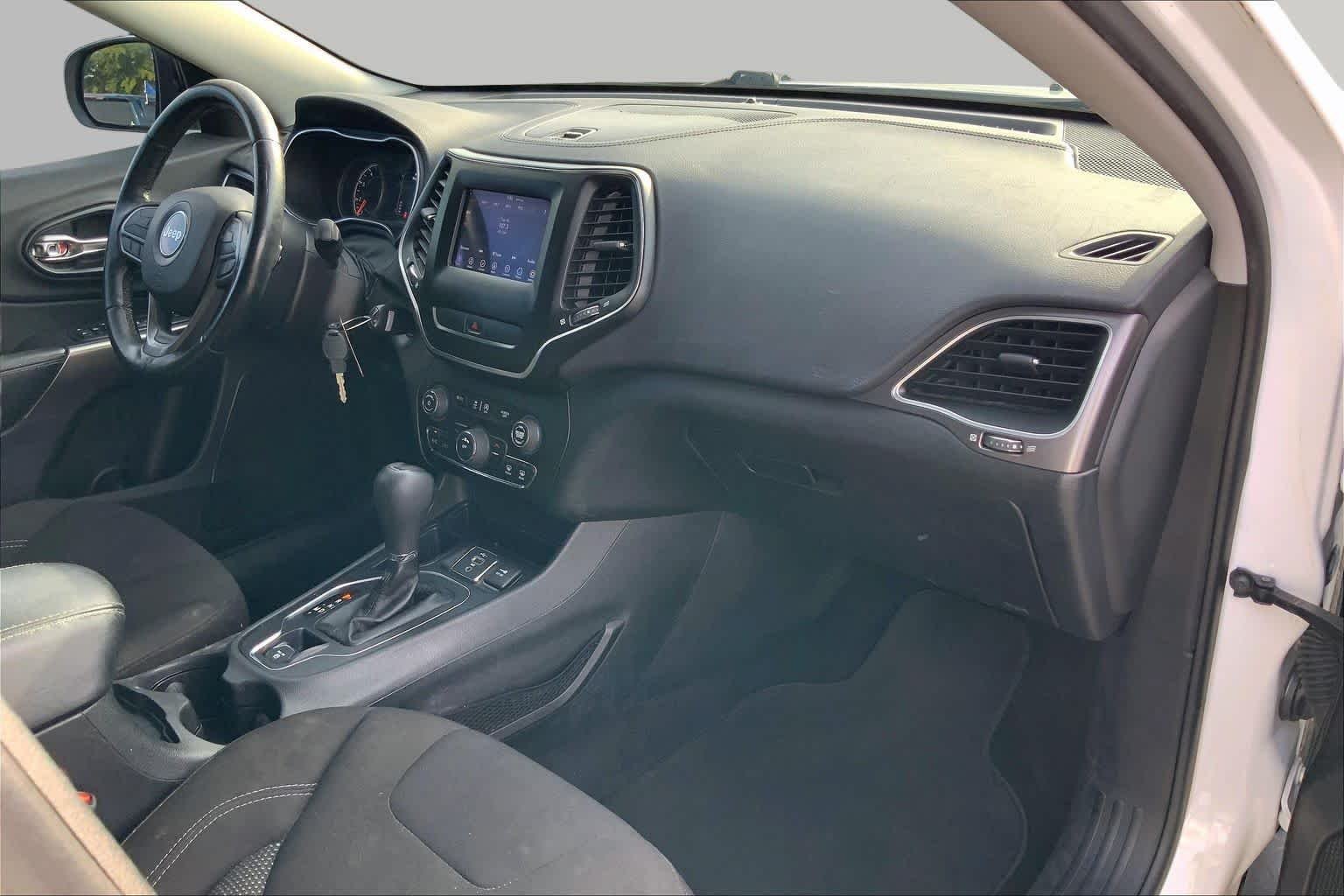 Used 2019 Bright White Clearcoat Jeep Latitude image 17