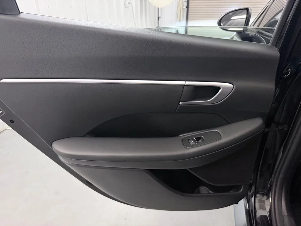 Used 2021 Black Hyundai SE image 26