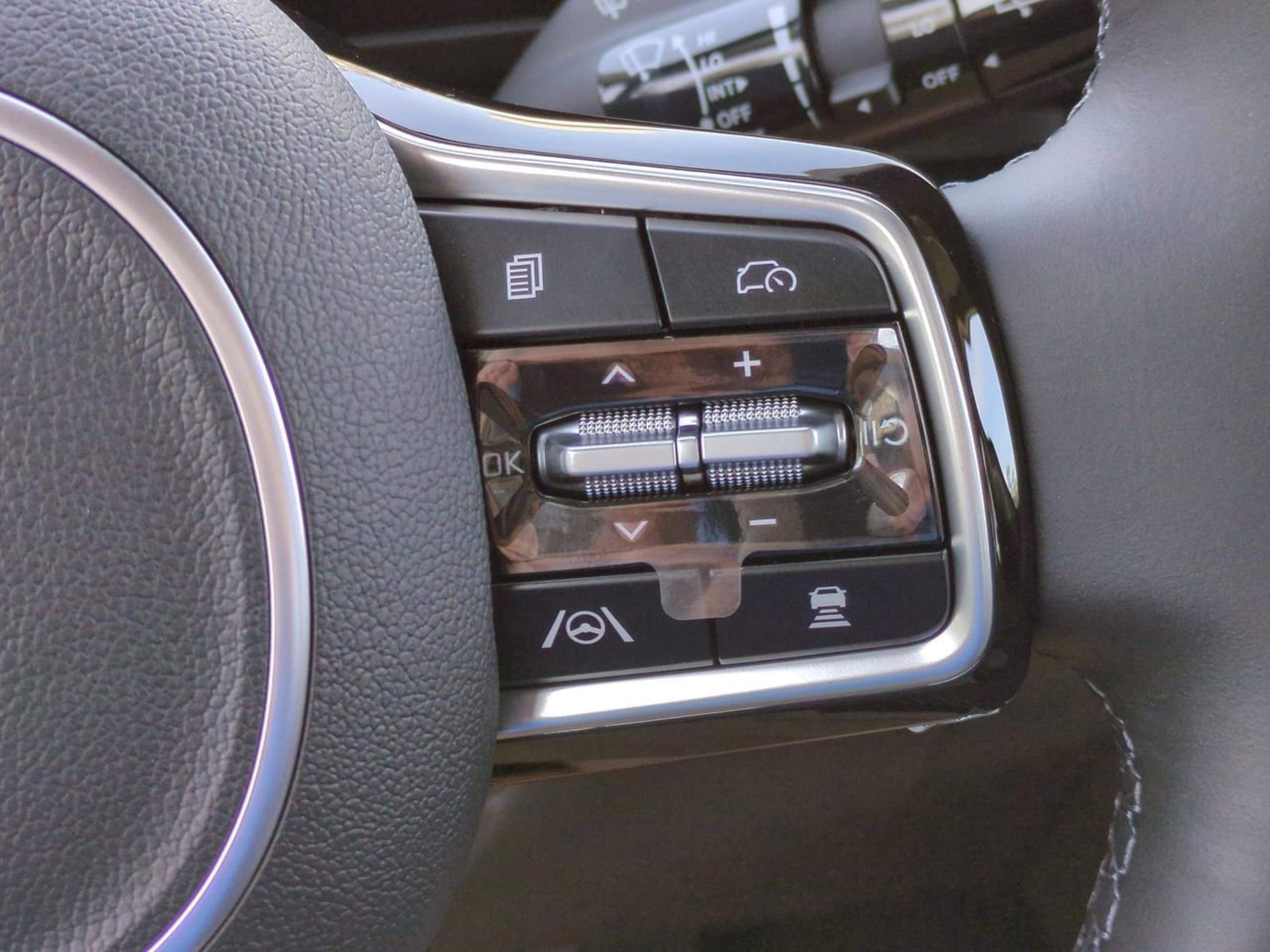 New 2026 Snow White Pearl Kia LXS image 42