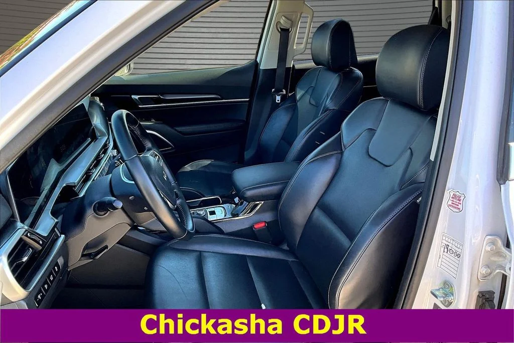Used 2025 White Kia S image 20