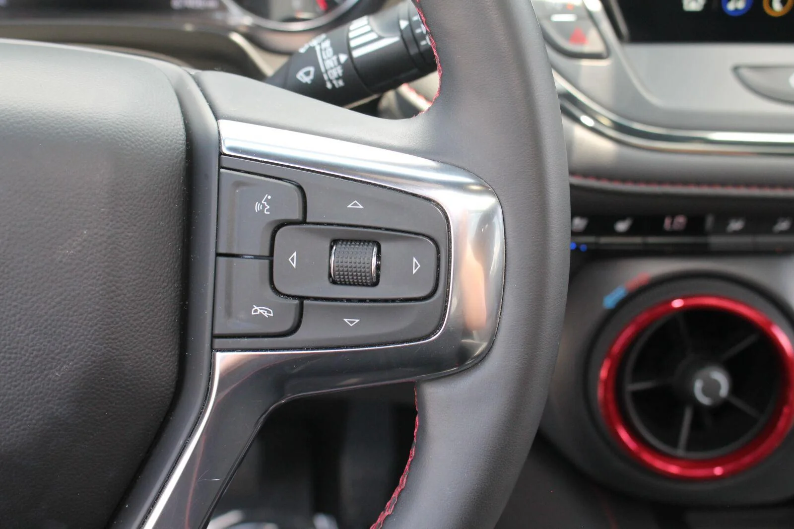 Used 2025 Iridescent Pearl Tricoat Chevrolet RS image 18