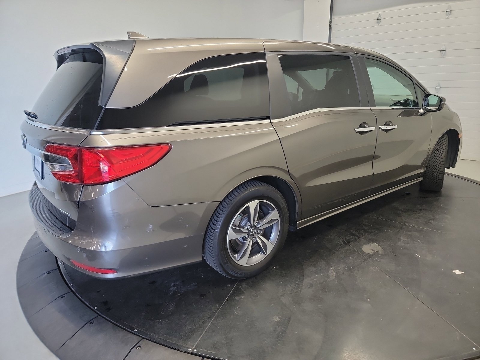 Used 2018 Modern Steel Metallic Honda Touring image 8