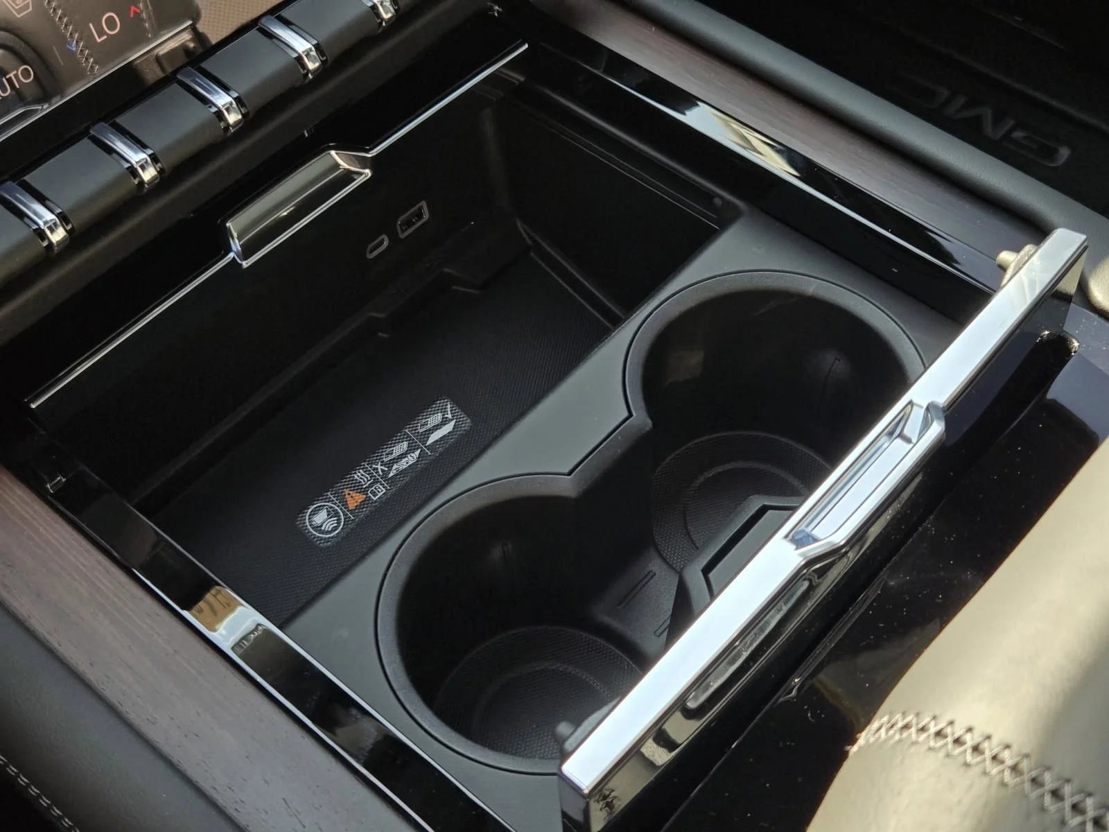 2026 GMC Yukon XL Denali - Photo 13