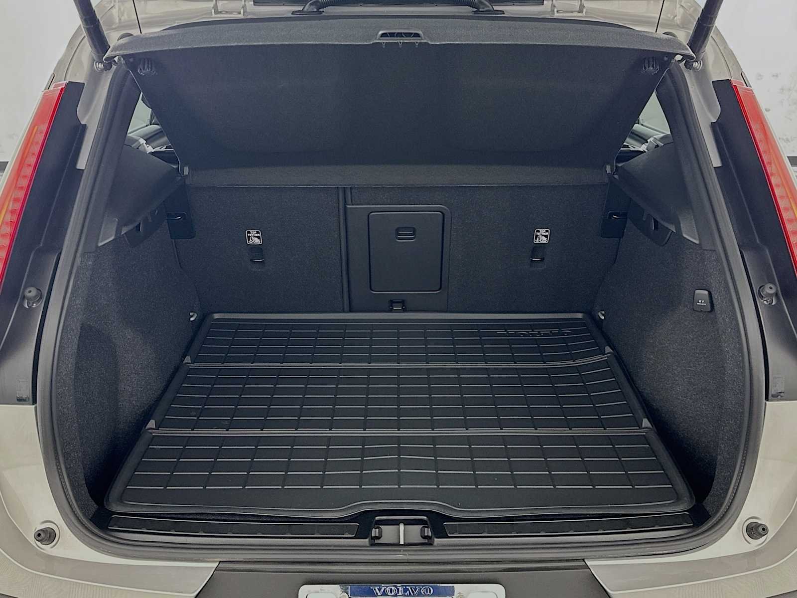 2025 Volvo XC40 Plus - Photo 25
