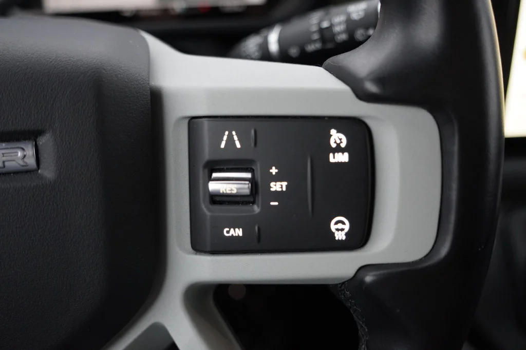 Used 2023  Land Rover SE image 33
