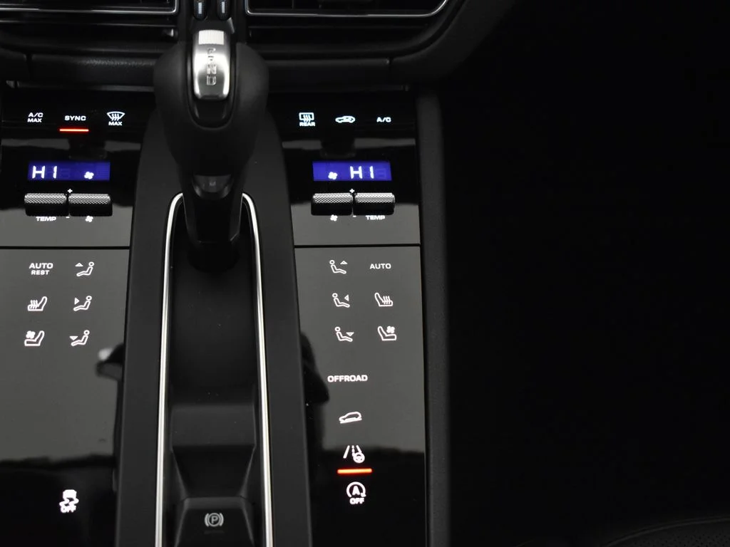 2026 Porsche Macan - Photo 26