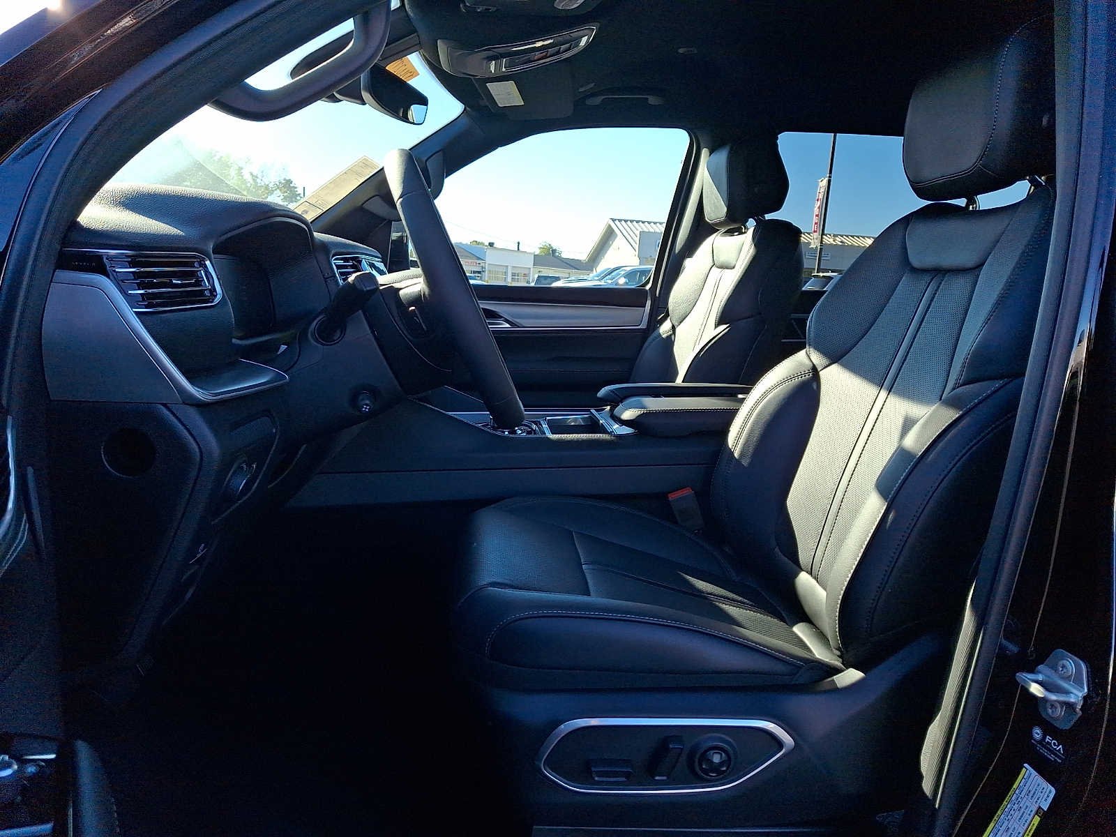 New 2026 High Gloss Black Exterior Paint Jeep Limited Altitude image 10