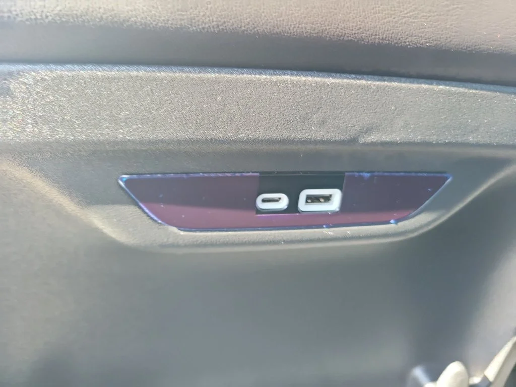 Used 2025 White Chrysler Select image 20