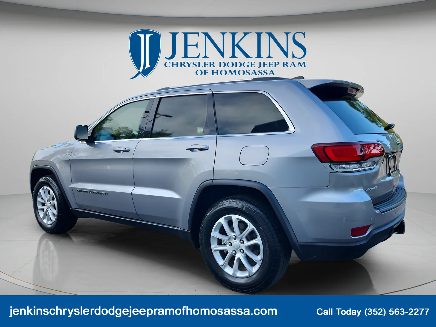 Used 2021 Billet Silver Metallic Clearcoat Jeep Laredo E image 5