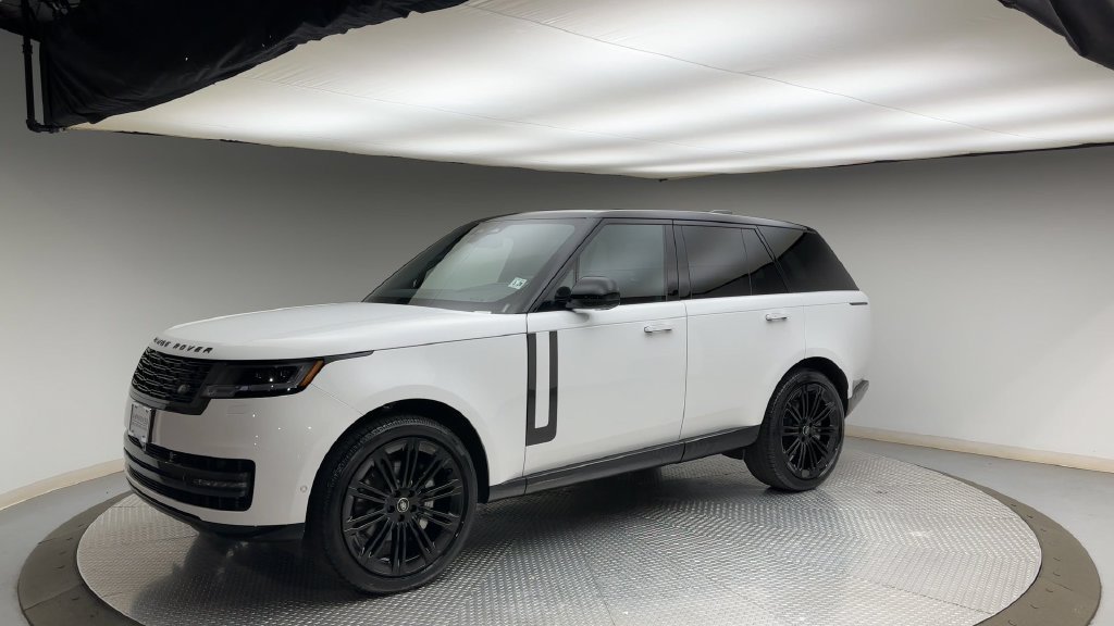 Used 2025  Land Rover SE image 6