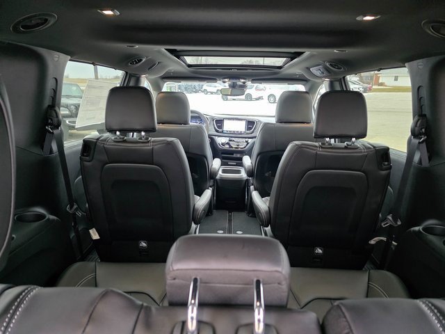New 2026 Silver Mist Clearcoat Chrysler Select image 10