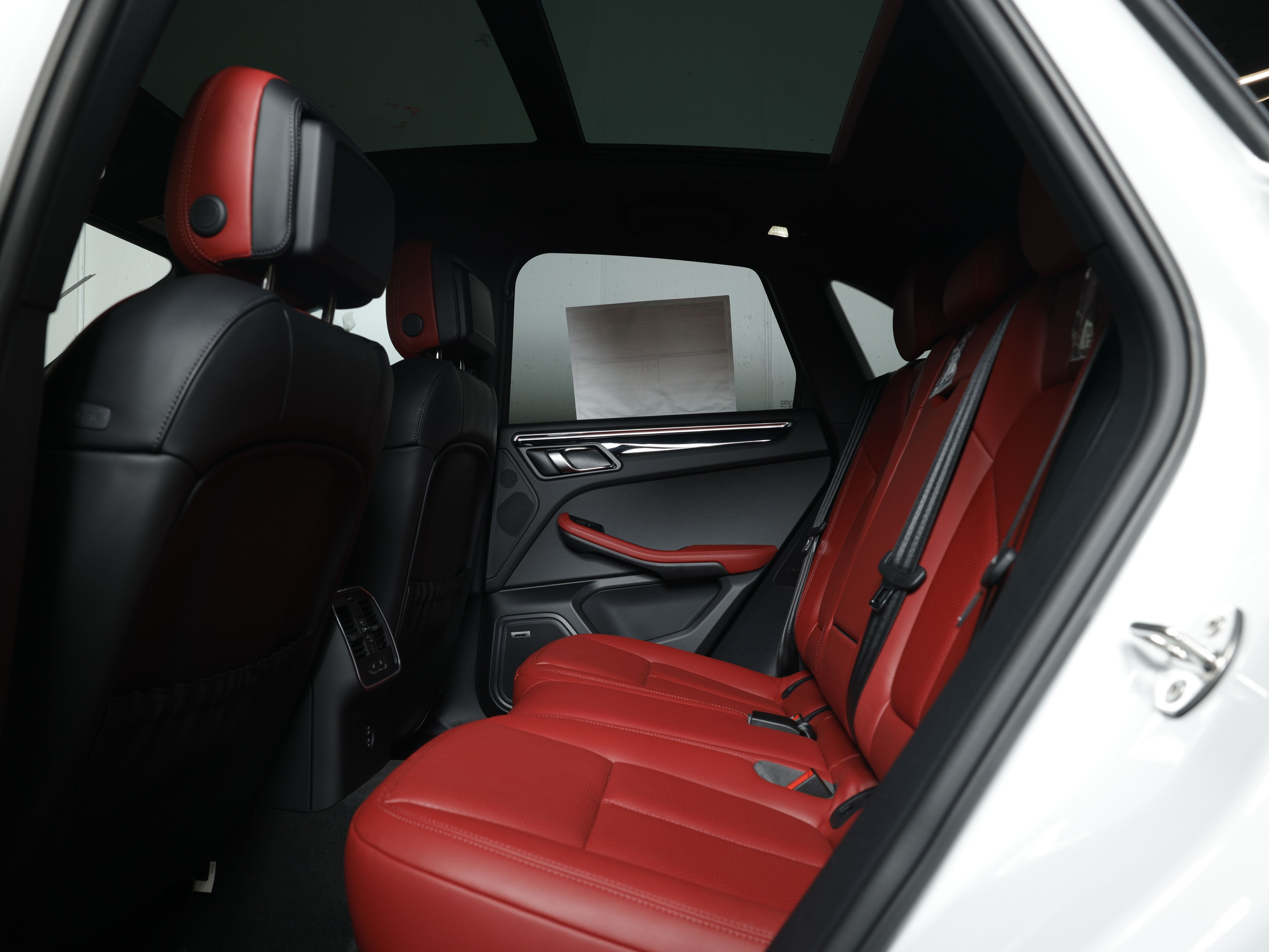 2026 Porsche Macan T - Photo 15