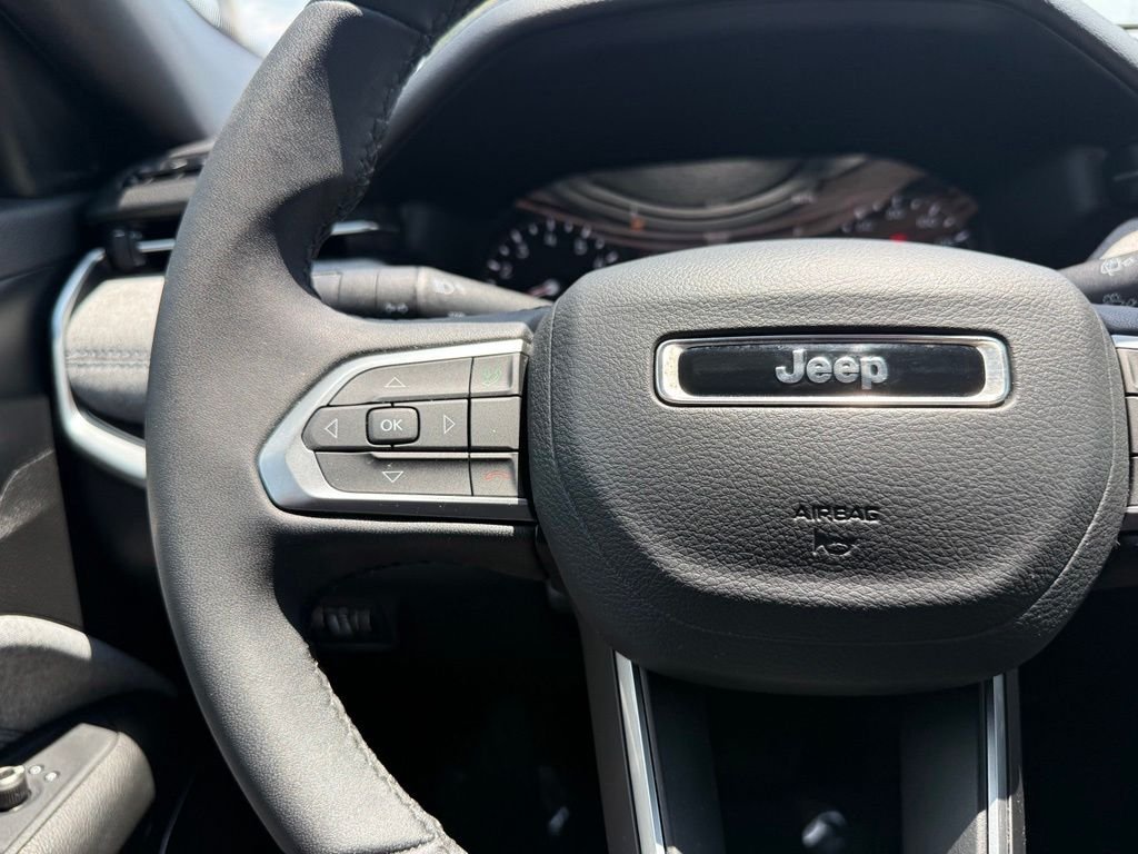 Used 2024 White Jeep Latitude image 25
