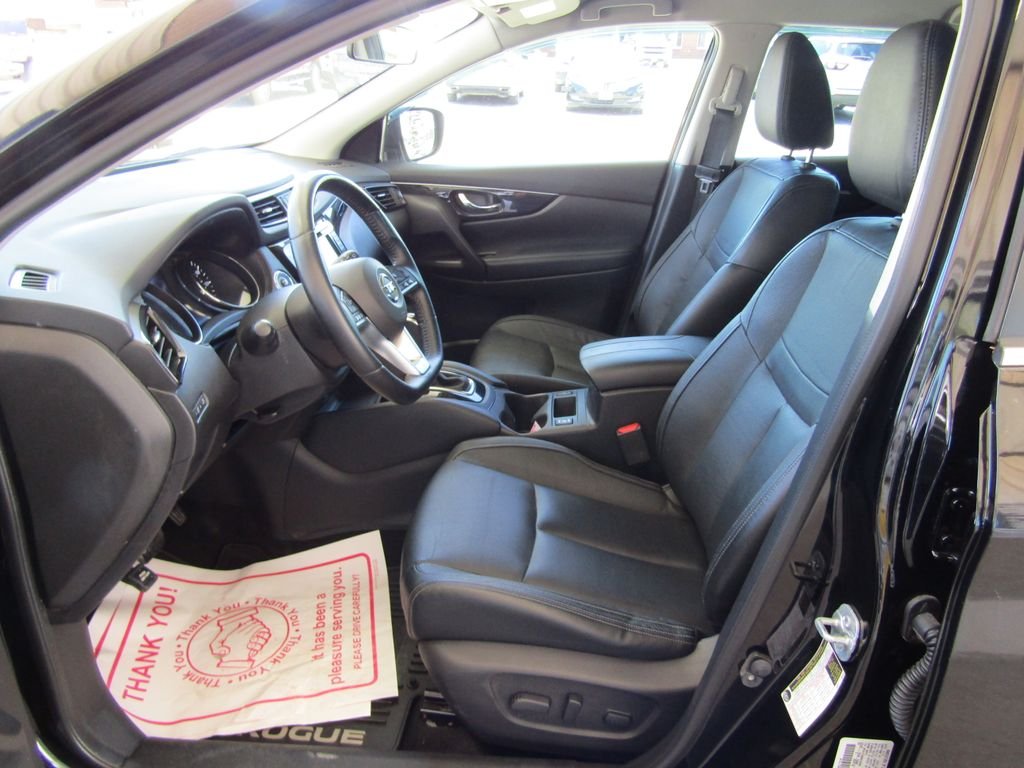 Used 2017 Black Nissan SL image 20