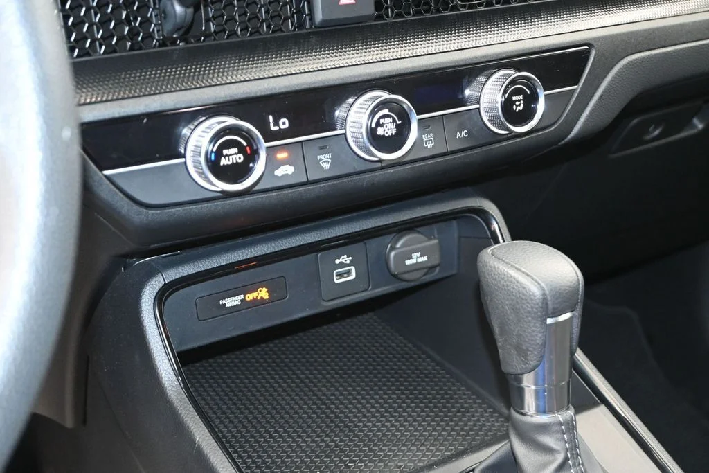 Used 2023 Pearl Honda LX image 18