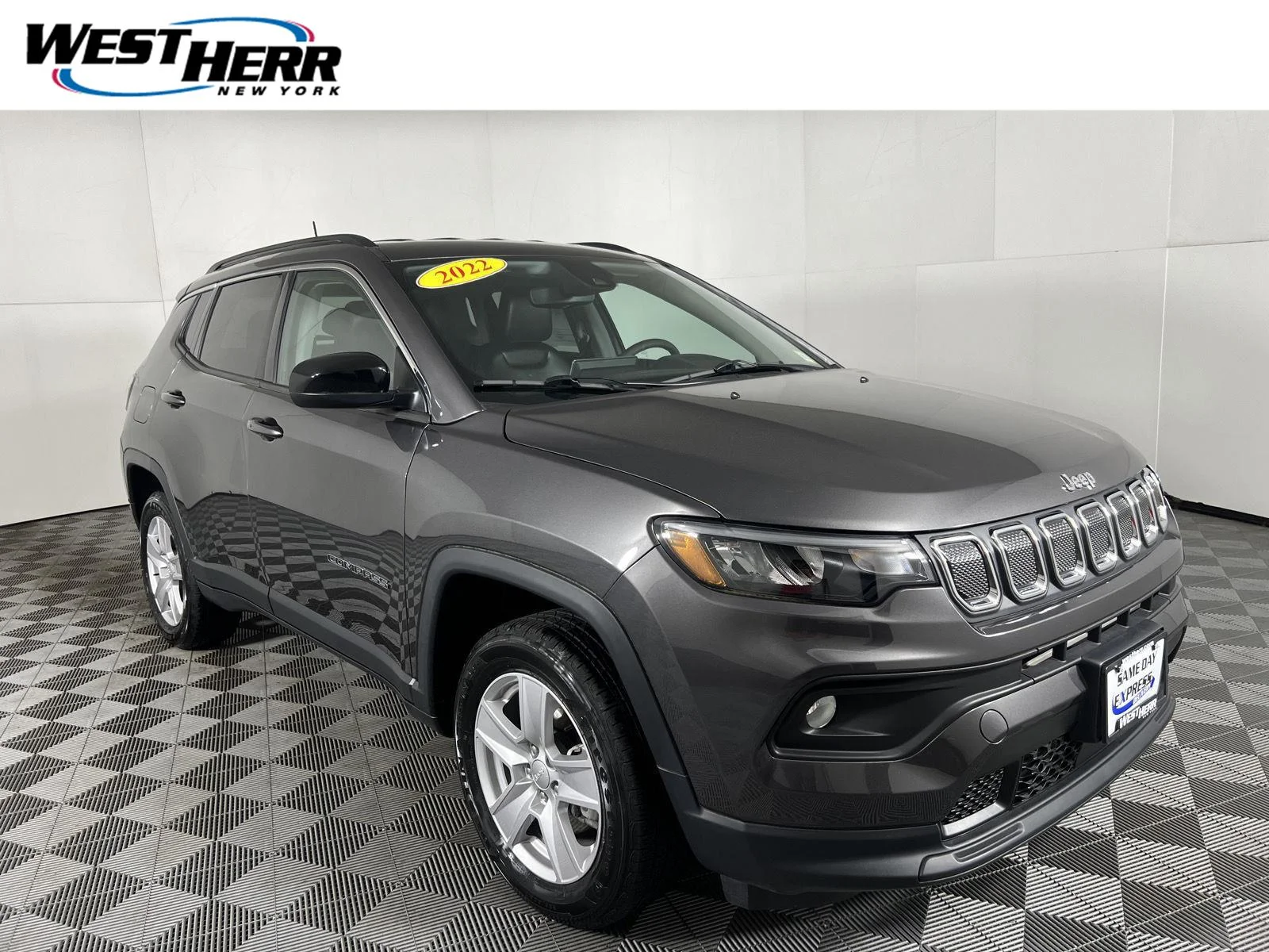 Used 2022 Granite Crystal Metallic Clearcoat Jeep Latitude image 1