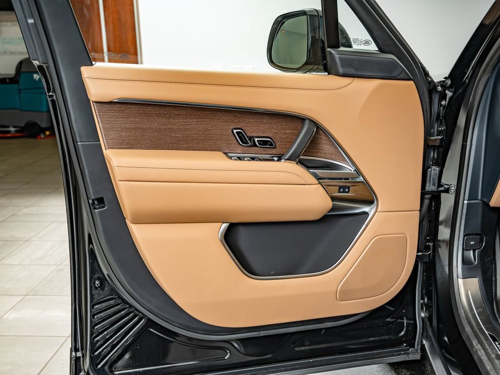 New 2026 Santorini Black Land Rover SE image 19