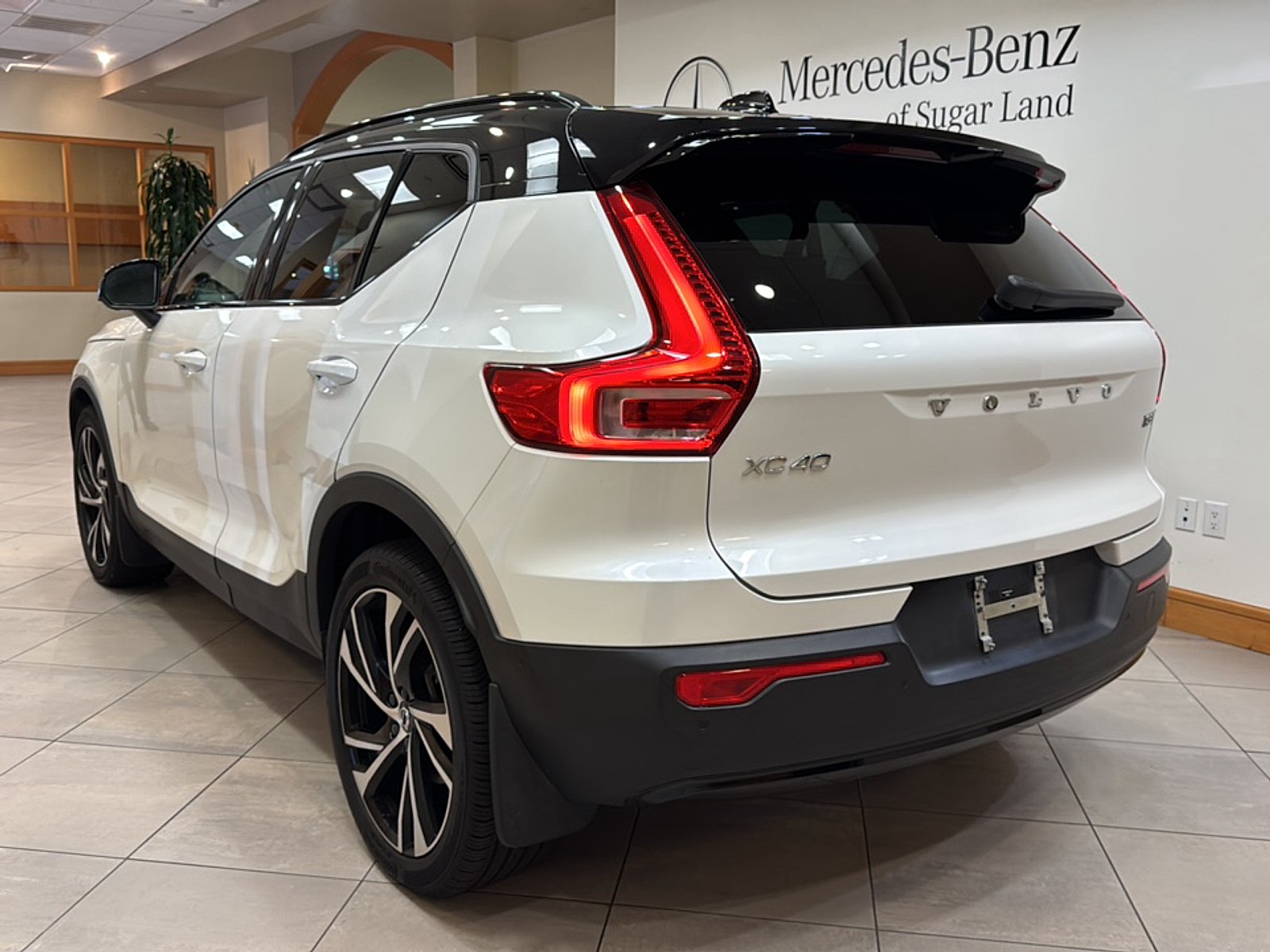 Used 2022 White Volvo T5 R-Design image 4
