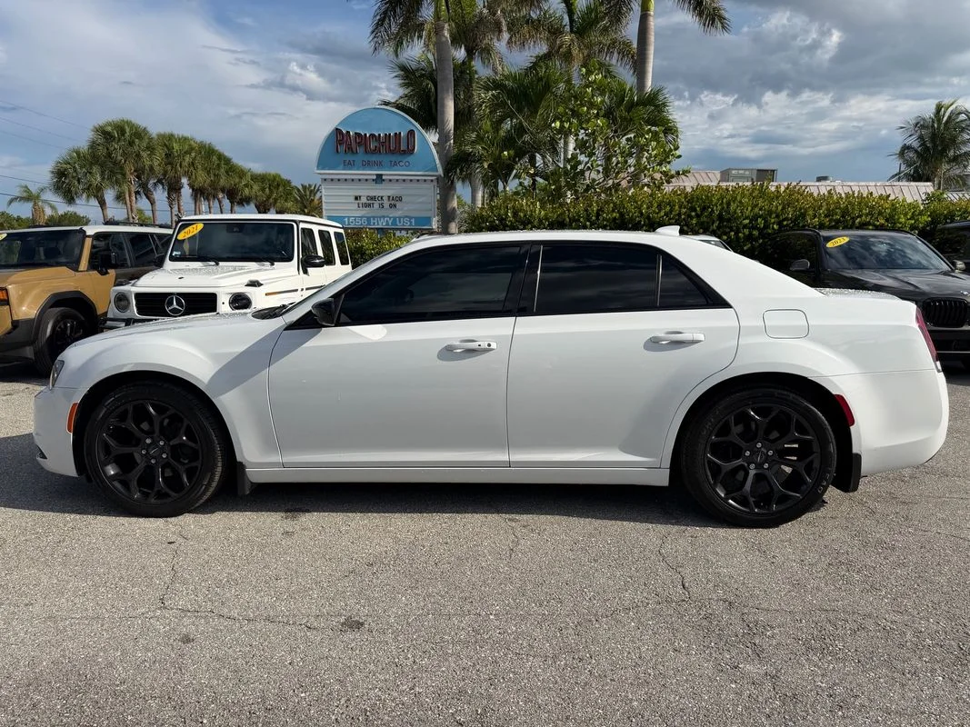 Used 2019  Chrysler Touring image 9