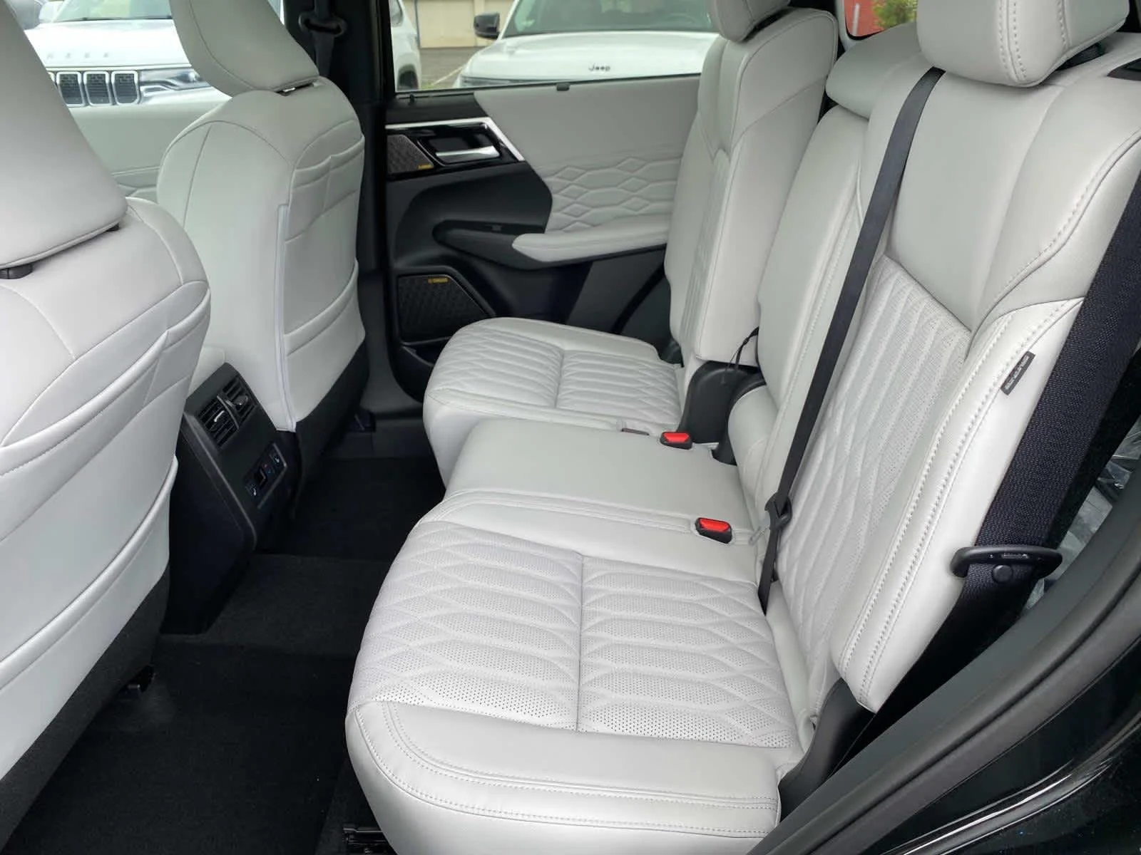 New 2025 Black Diamond/Alloy Silver Roof Mitsubishi Platinum Edition image 6