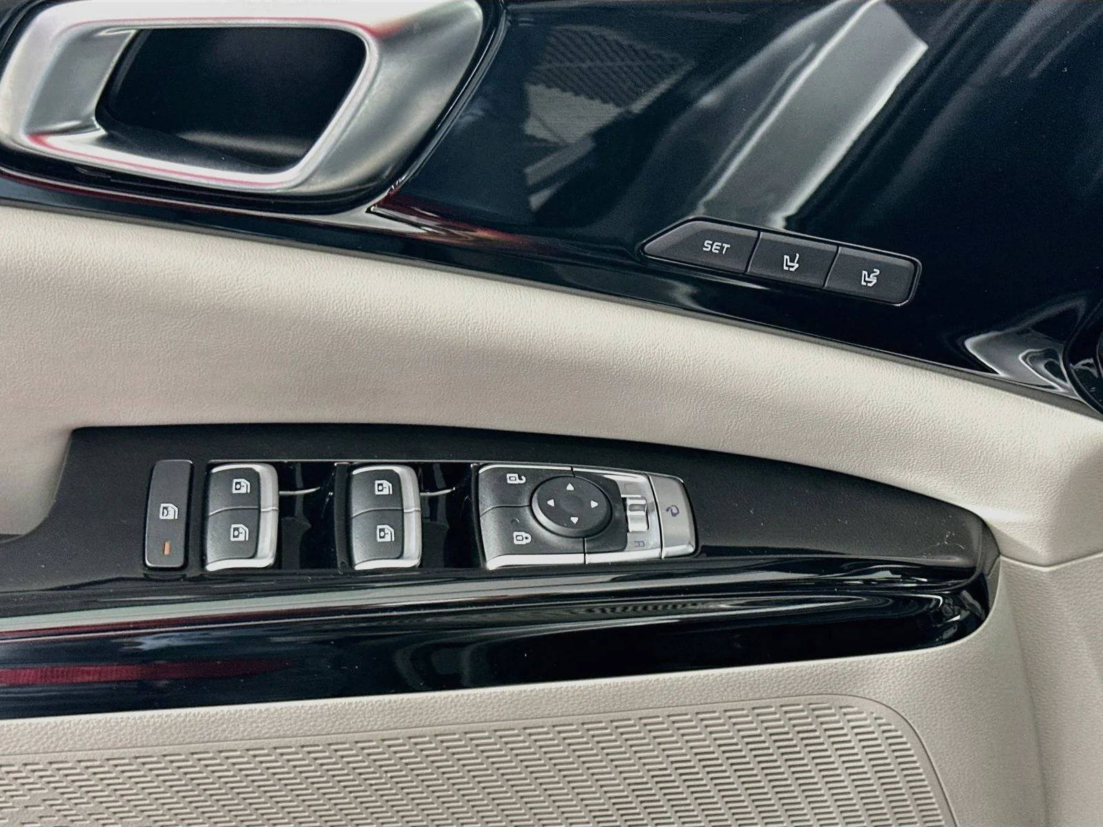 Used 2022 Ceramic Silver Kia SX Prestige image 18