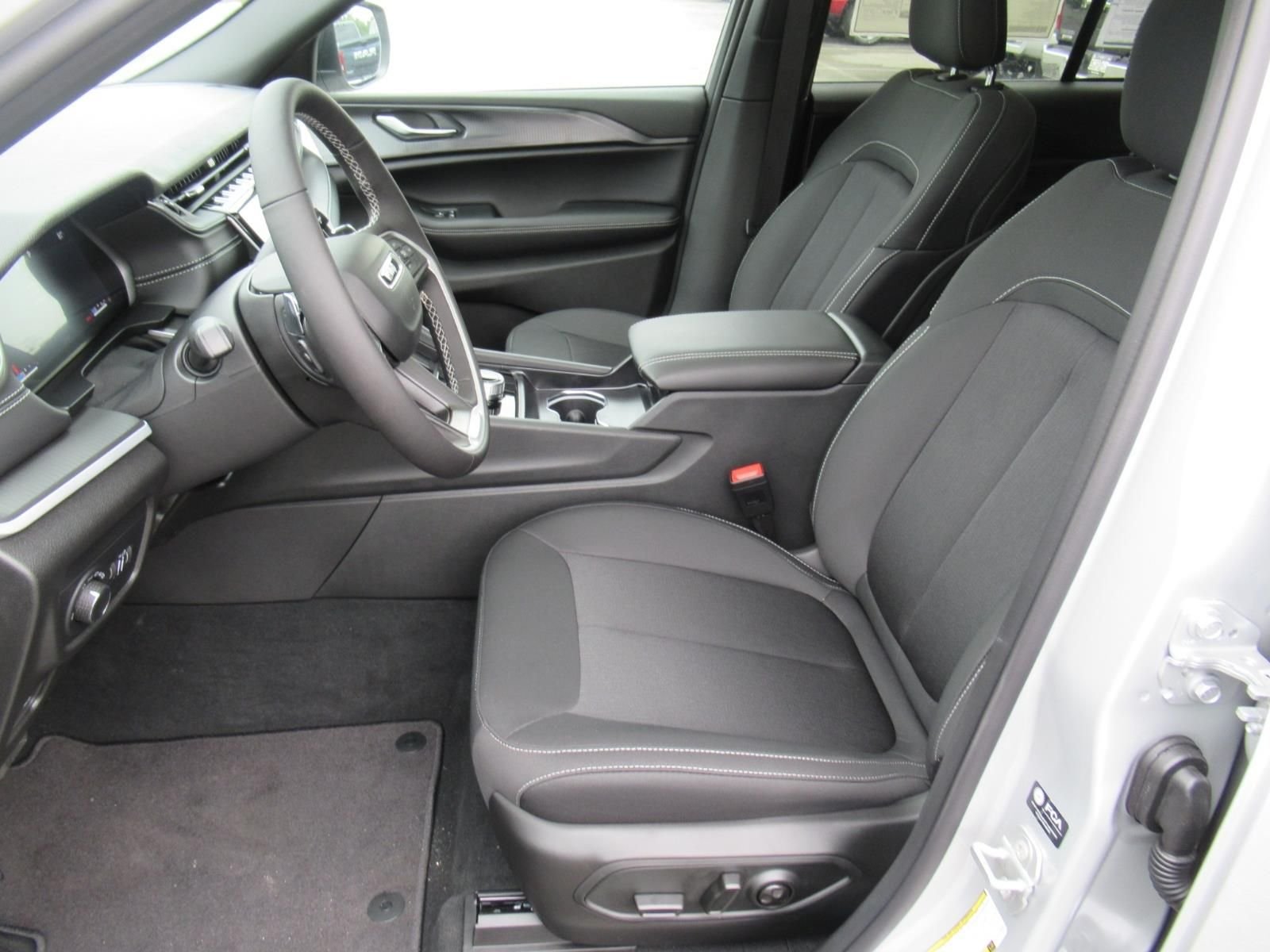 New 2026 Silver Zynith Exterior Paint Jeep Laredo X image 14