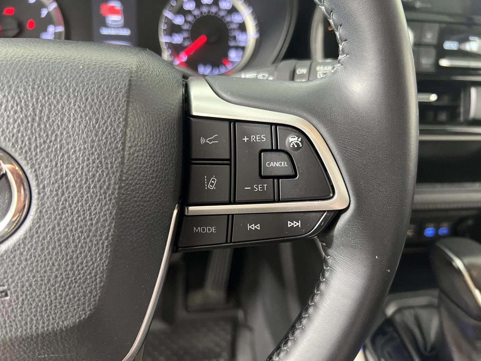 Used 2022 Wind Chill Pearl Toyota LE image 15