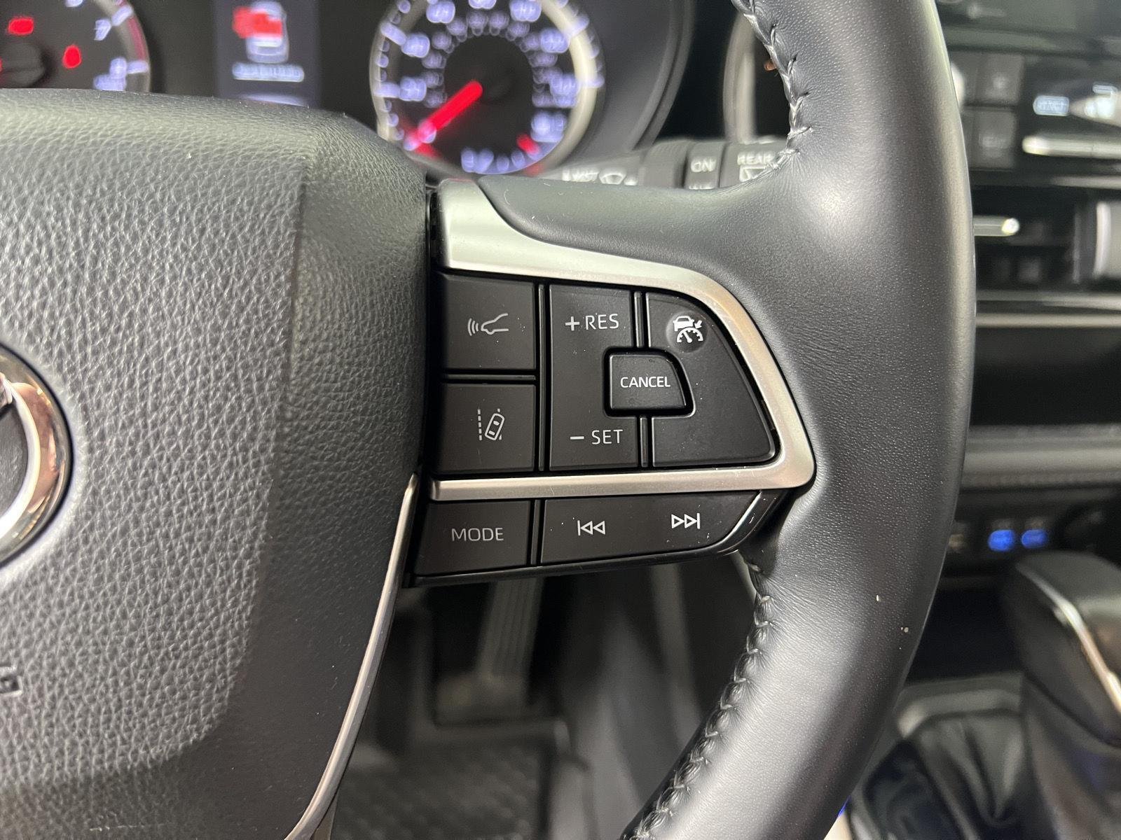Used 2022 Wind Chill Pearl Toyota LE image 15