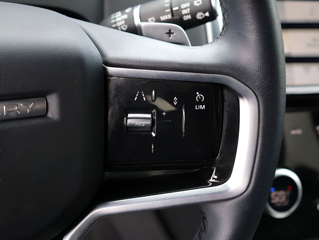 Used 2023 White Land Rover SE R-Dynamic image 31