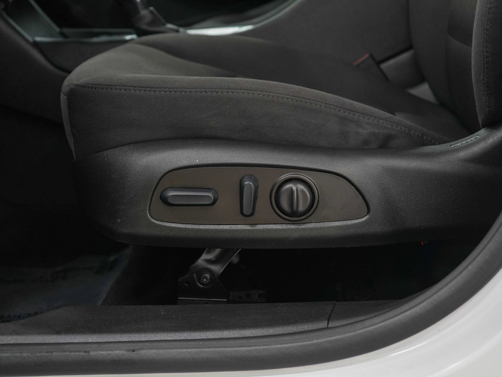 Used 2022 Summit White Chevrolet 4dr Sdn LT image 21