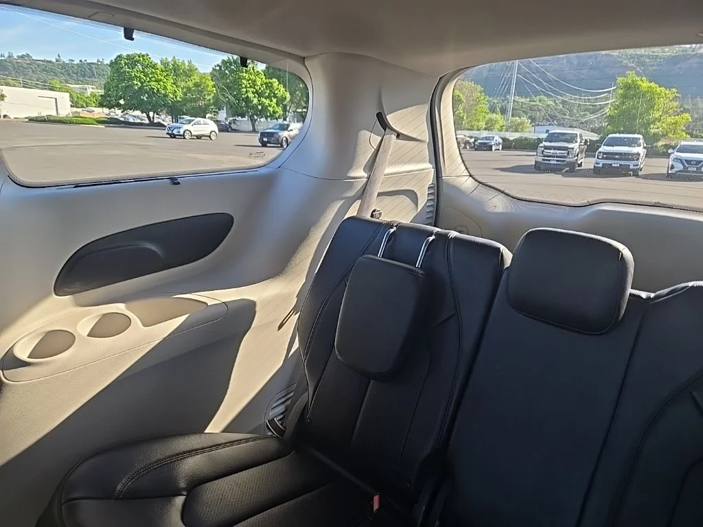 Used 2019 Black Chrysler Touring L image 16
