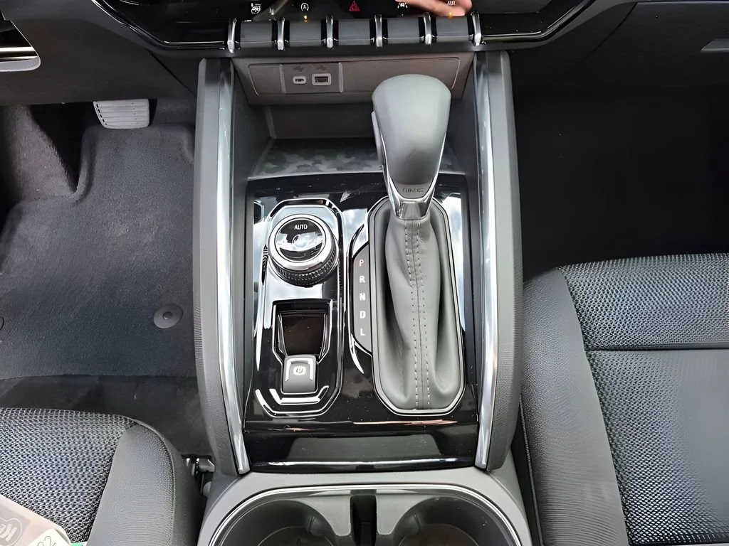 New 2026 Summit White GMC Elevation image 38