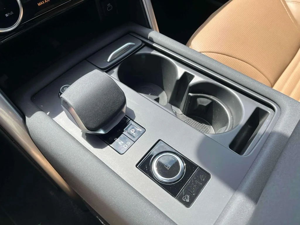 Used 2025  Land Rover Dynamic SE image 25