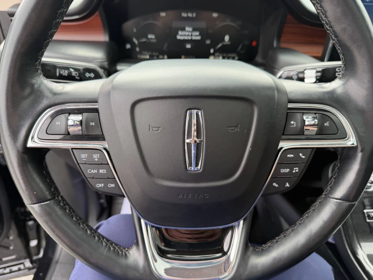 Used 2022 Black Lincoln Reserve AWD 4dr SUV image 8