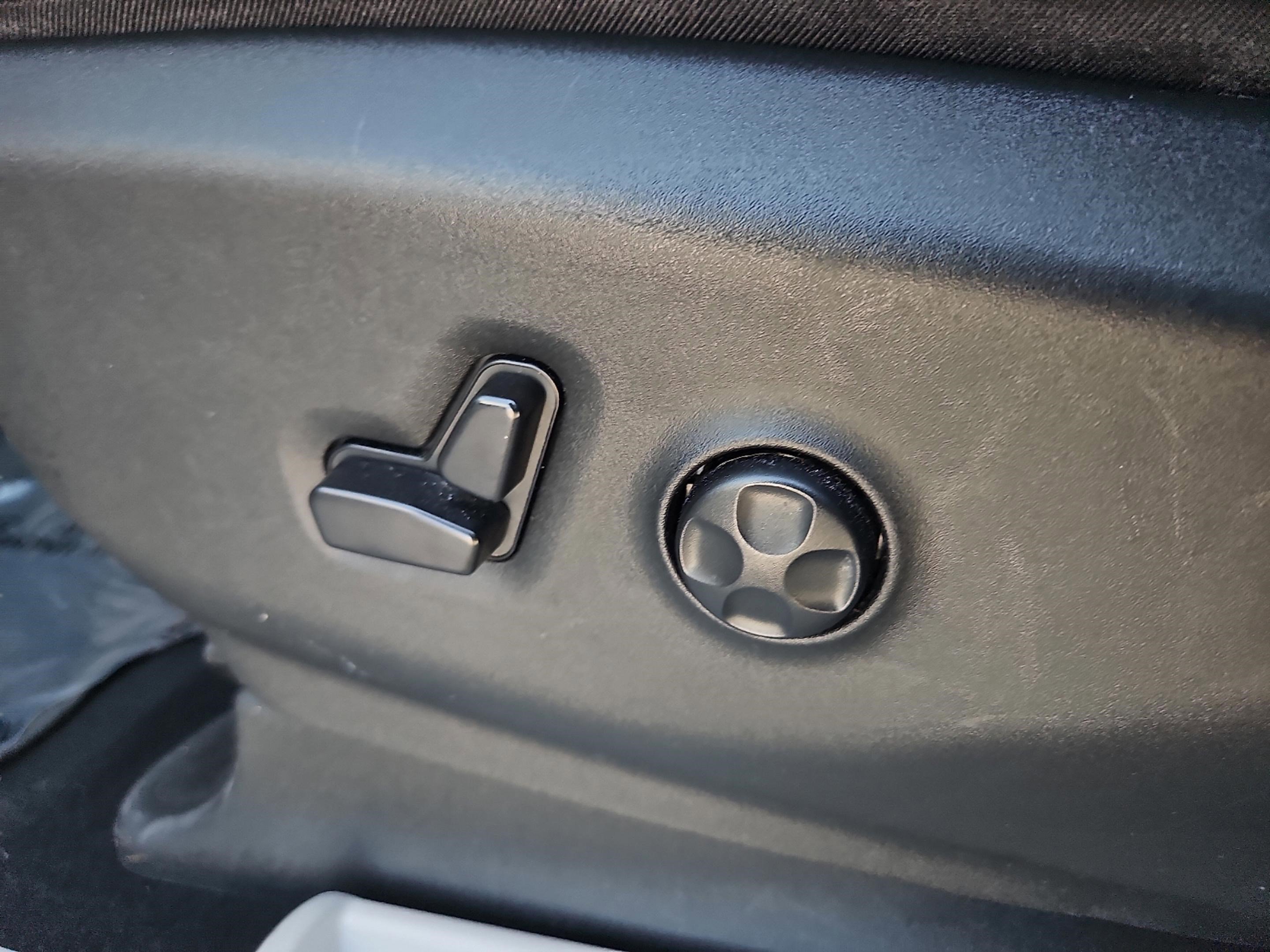 Used 2024 Silver Mist Clearcoat Chrysler Touring L image 12