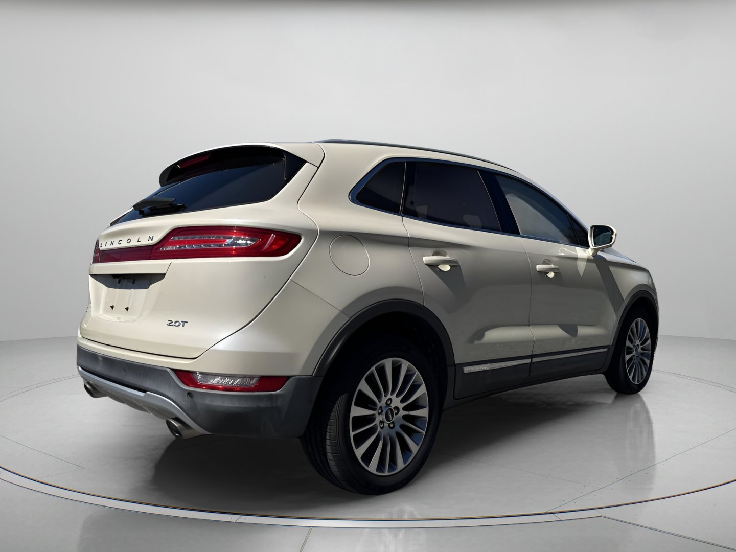 Used 2018 Ivory Pearl Lincoln Reserve image 4