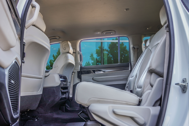 Used 2023 White Jeep Series II image 32
