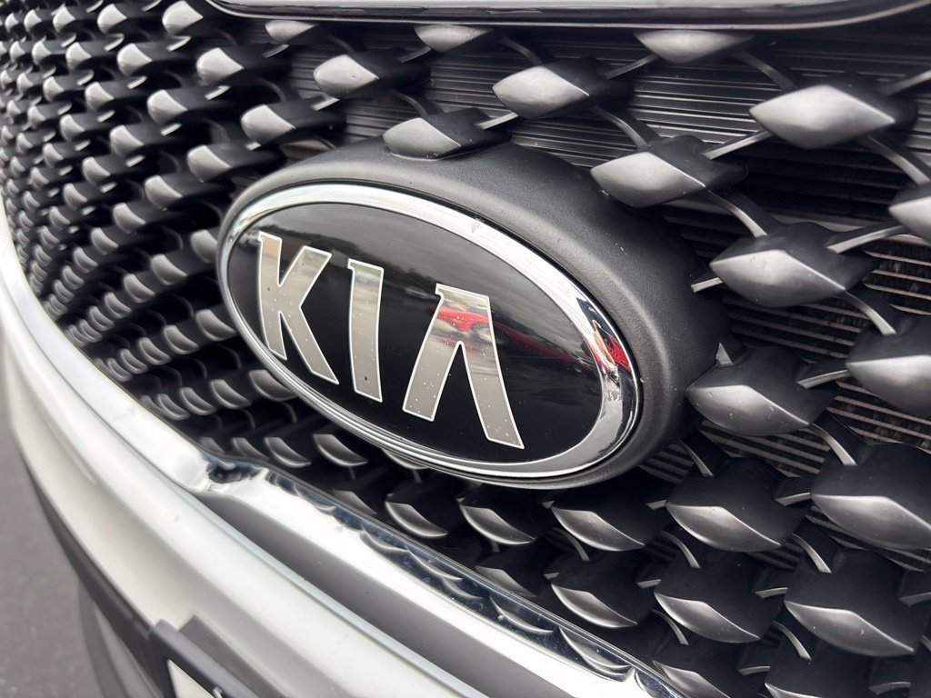 Used 2018 White Kia LX image 9