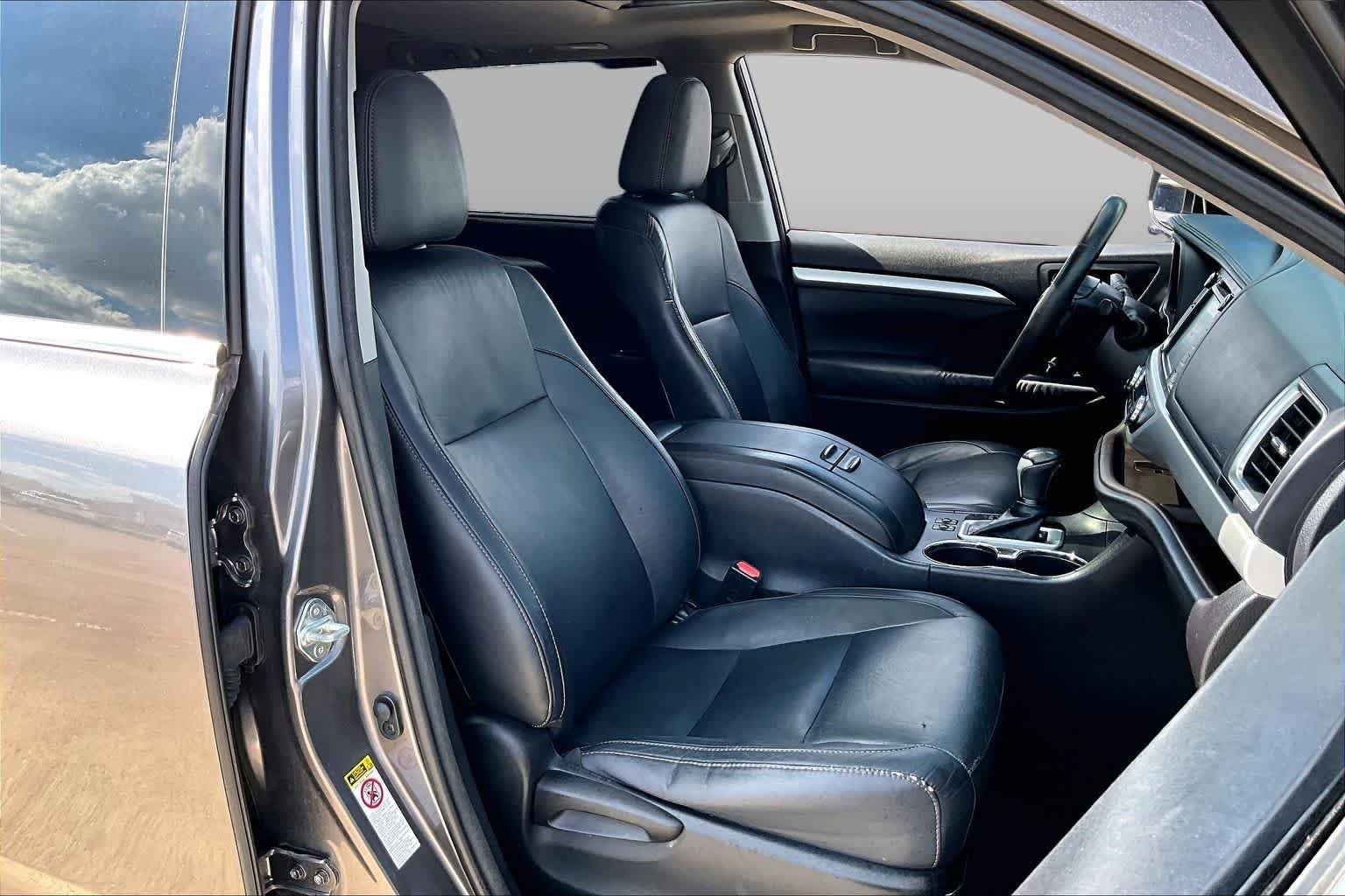 Used 2015 Predawn Gray Mica Toyota XLE image 9