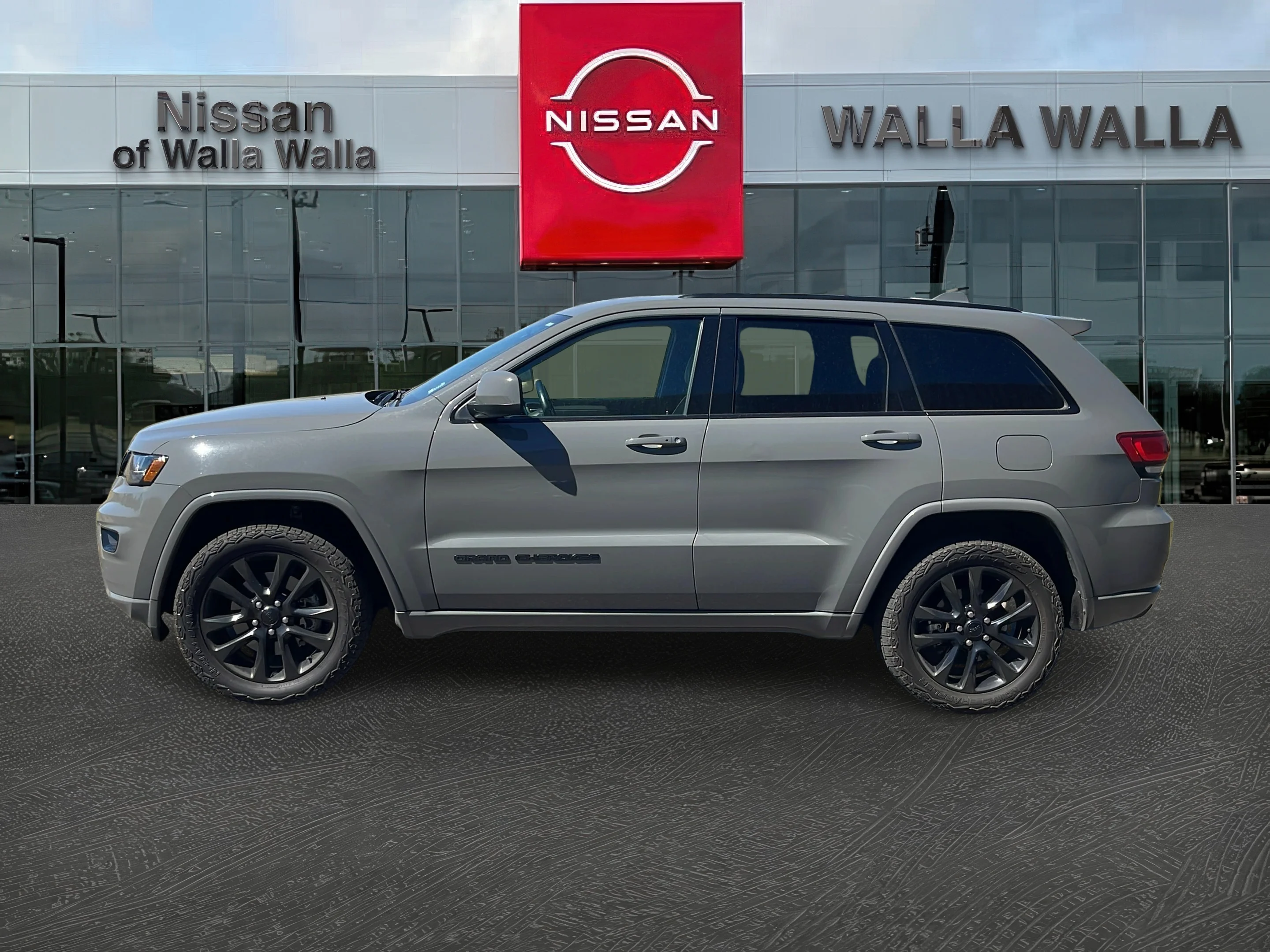 Used 2021 Gray Jeep Laredo X image 4