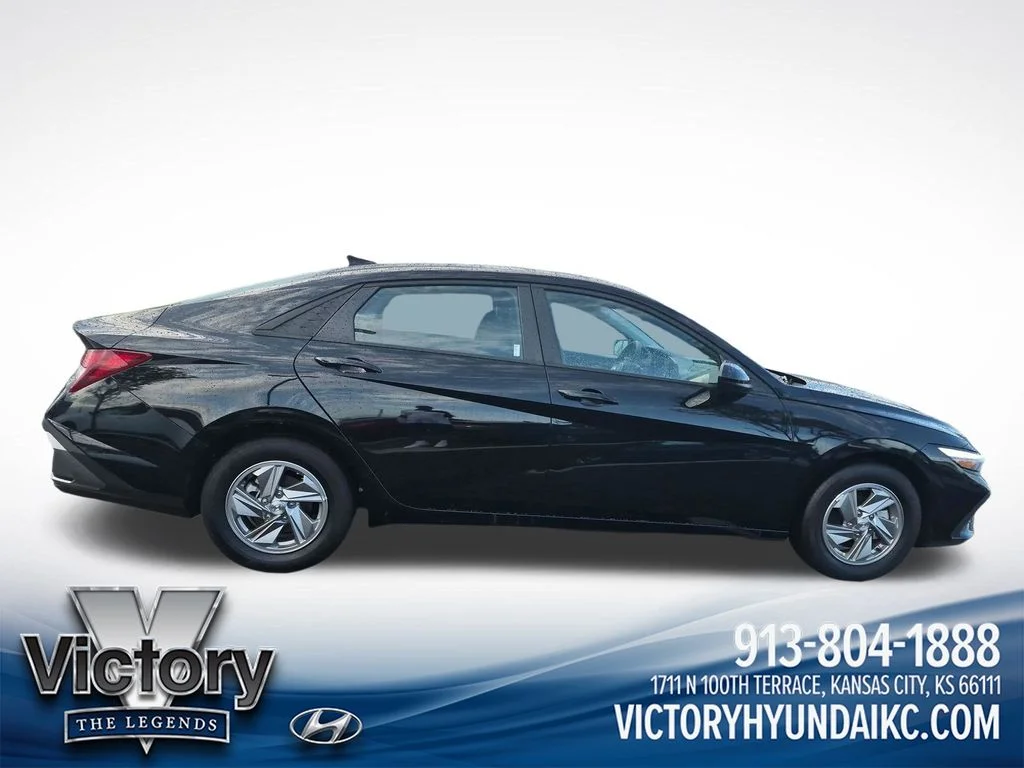 Used 2025 Black Hyundai SE image 6
