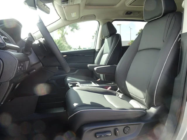 New 2027 Solar Silver Metallic Honda Touring image 7
