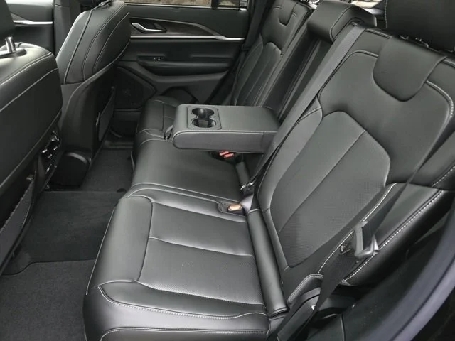 New 2025 Diamond Black Crystal Pearlcoat Jeep Limited image 37