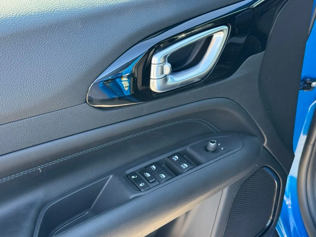 New 2026 Hydro Blue Pearl-Coat Exterior Paint Jeep Latitude image 10