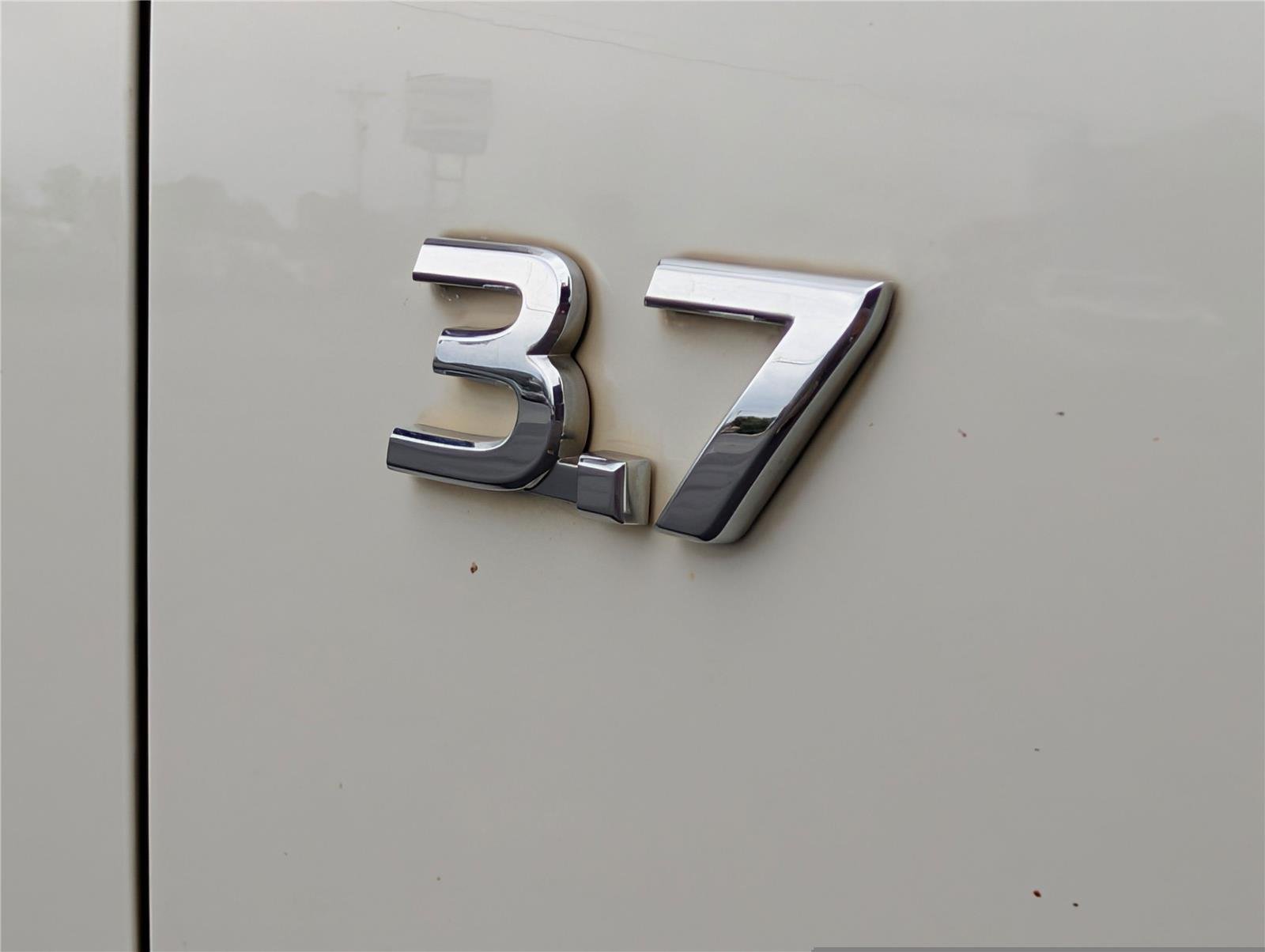 Used 2017 Majestic White INFINITI RWD image 39
