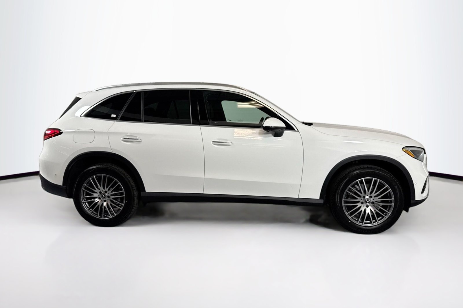 New 2026 Polar White Mercedes-Benz GLC 300 image 4